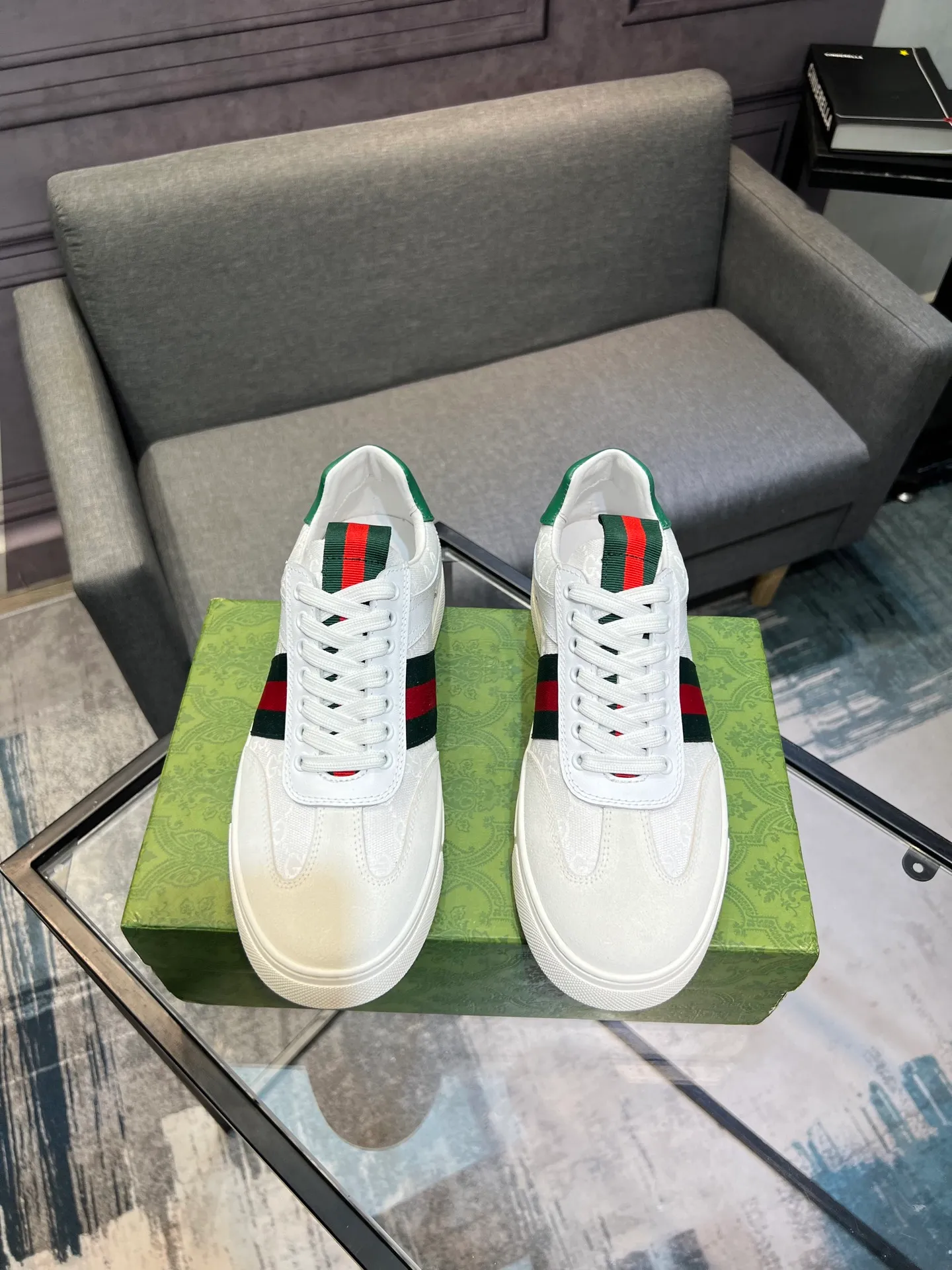 Men's Men's Shoes 💰440 Gucci Gucci's latest trendy shoes and casual shoes are popular in physical stores, new spring and summer comfortable imported custom original cowhide, unique jacquard fabric element design. With sheepskin lining, original bottom, 💪 details determine quality, you can enter and leave the counter at will, welcome to compare🇮🇹, code number 38-44 (45 customized)